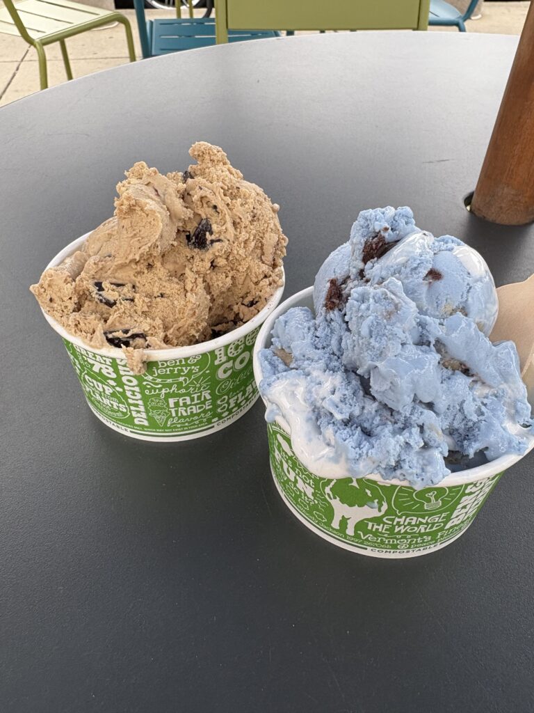 Two icecream cups are shown. On the left, a coffee icecream, on the right a light blue marshmallow icecream 
